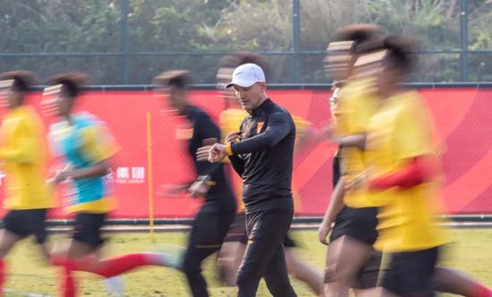 除了两人身份带来的差距，这场抵御外星文明的生死之战也将两人渐渐推开